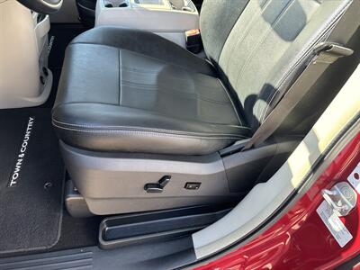 2016 Chrysler Town & Country Touring   - Photo 11 - Topeka, KS 66608