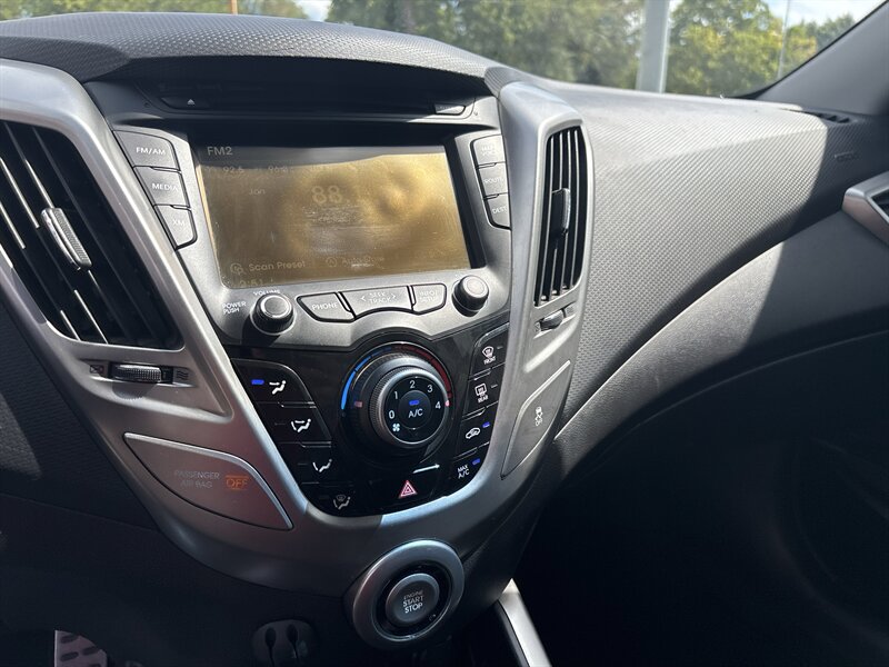 2014 Hyundai VELOSTER   - Photo 17 - Topeka, KS 66608