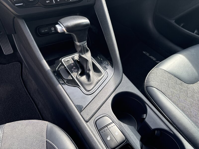 2017 Kia Niro EX   - Photo 18 - Topeka, KS 66608