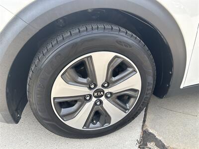 2017 Kia Niro EX - Photo 9 - Topeka, KS 66608