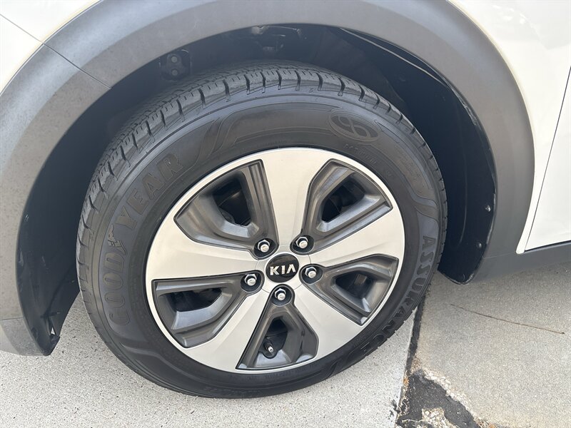 2017 Kia Niro EX   - Photo 9 - Topeka, KS 66608