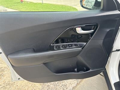 2017 Kia Niro EX - Photo 12 - Topeka, KS 66608
