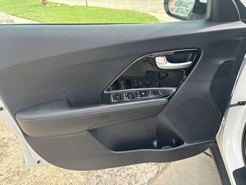 2017 Kia Niro EX   - Photo 12 - Topeka, KS 66608