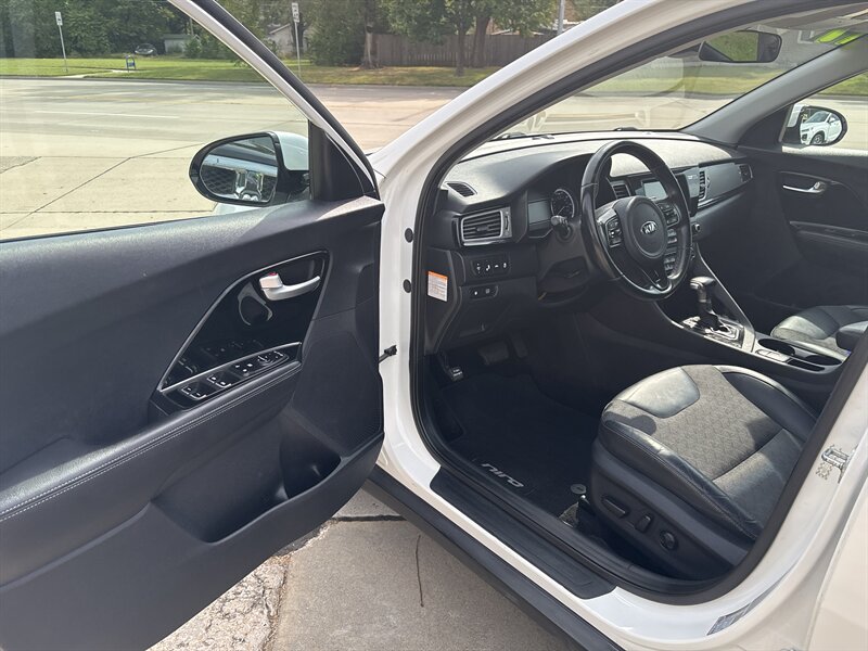 2017 Kia Niro EX   - Photo 11 - Topeka, KS 66608