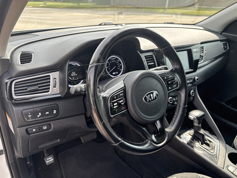 2017 Kia Niro EX   - Photo 14 - Topeka, KS 66608