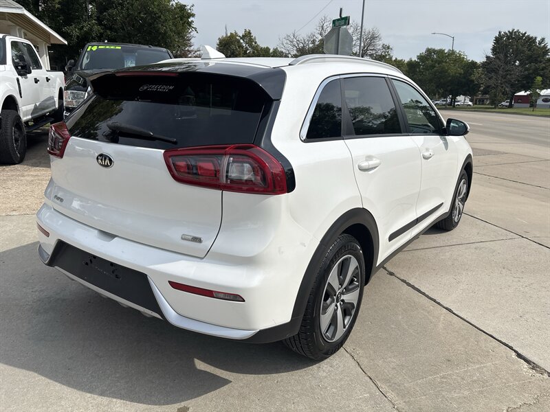 2017 Kia Niro EX   - Photo 5 - Topeka, KS 66608