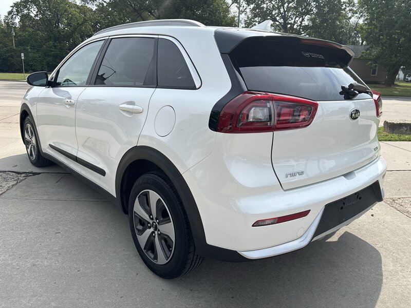 2017 Kia Niro EX   - Photo 3 - Topeka, KS 66608