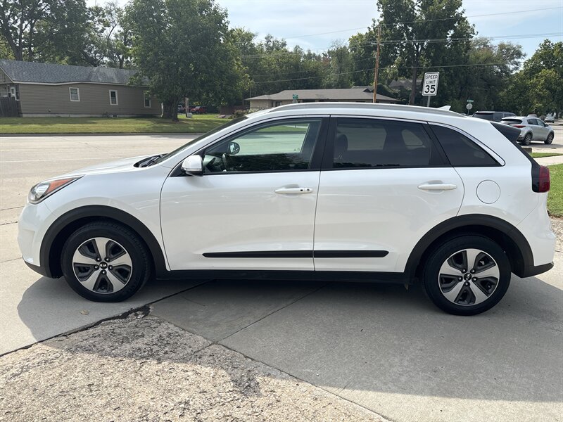 2017 Kia Niro EX   - Photo 2 - Topeka, KS 66608