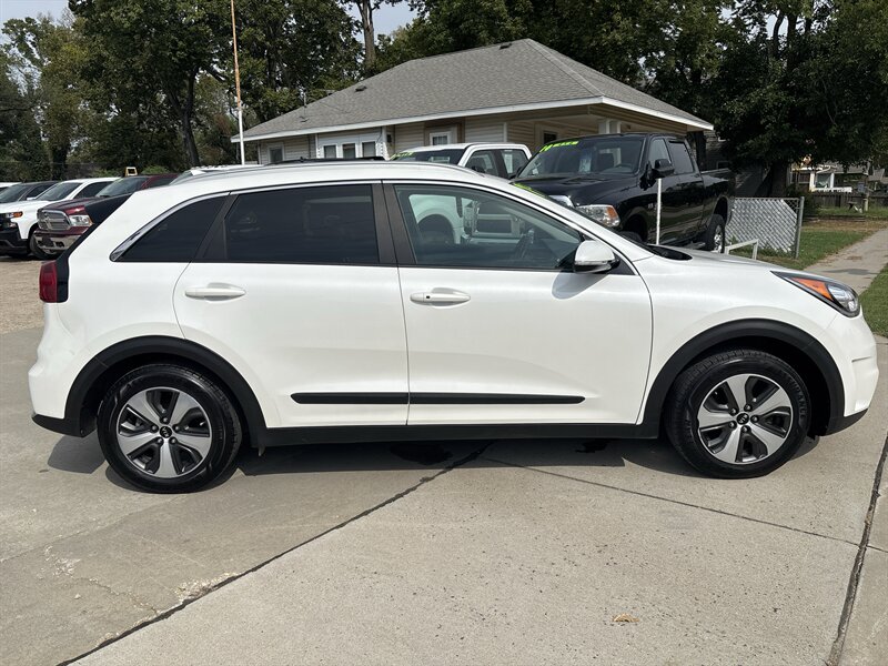 2017 Kia Niro EX   - Photo 6 - Topeka, KS 66608