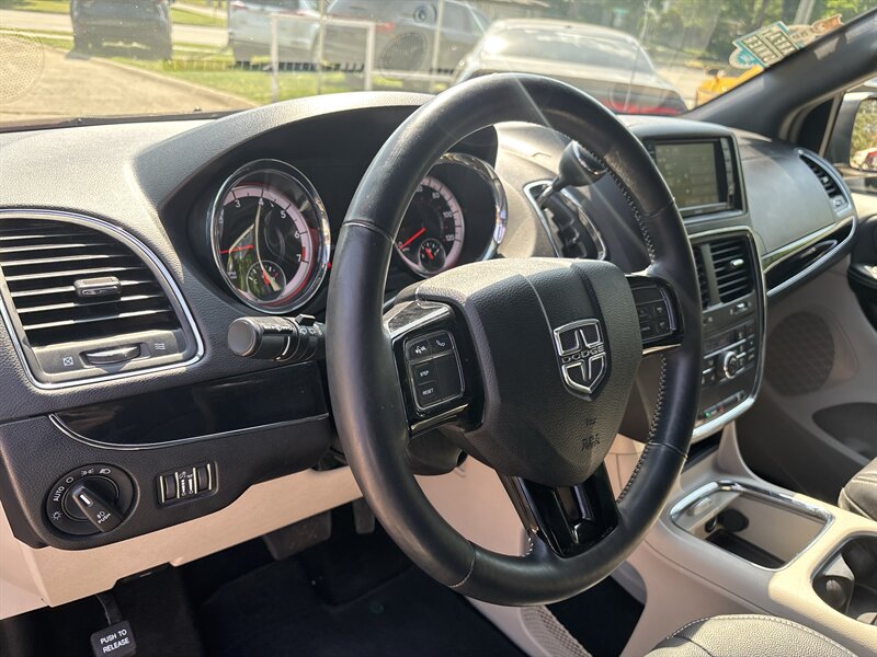 2018 Dodge Grand Caravan SXT - Photo 14 - Topeka, KS 66608