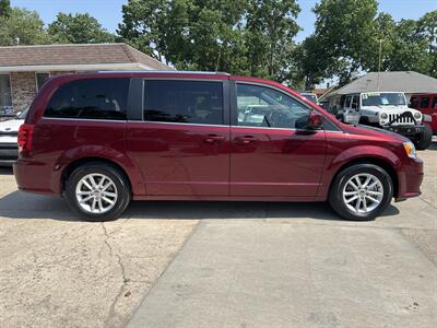 2018 Dodge Grand Caravan SXT - Photo 2 - Topeka, KS 66608