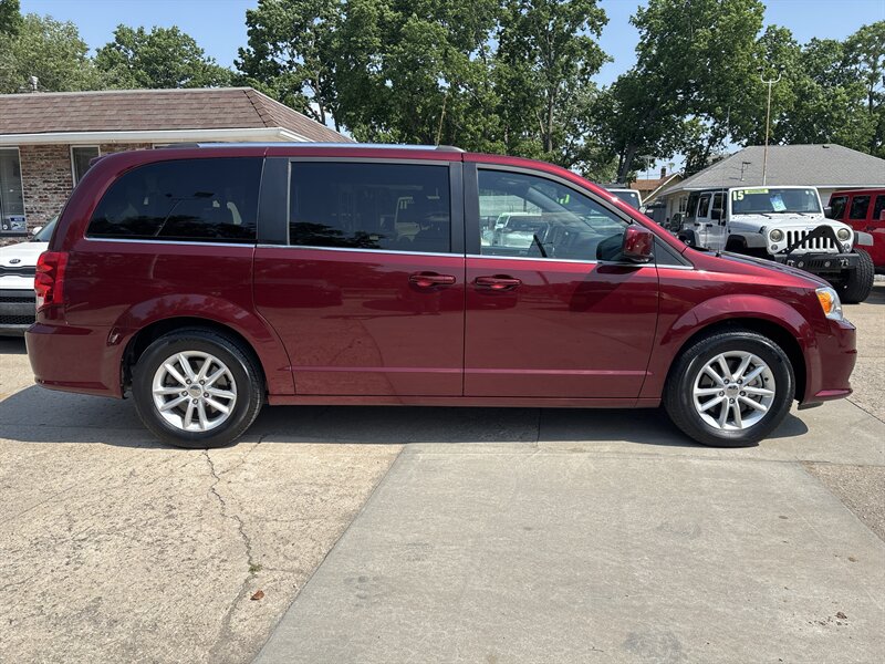 2018 Dodge Grand Caravan SXT - Photo 2 - Topeka, KS 66608