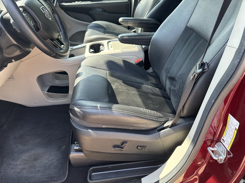 2018 Dodge Grand Caravan SXT - Photo 13 - Topeka, KS 66608