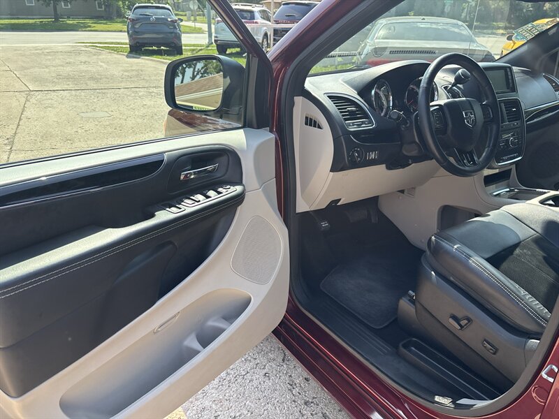 2018 Dodge Grand Caravan SXT - Photo 11 - Topeka, KS 66608