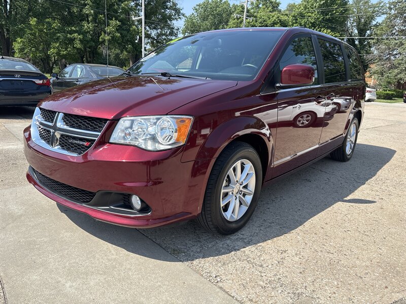 2018 Dodge Grand Caravan SXT - Photo 6 - Topeka, KS 66608