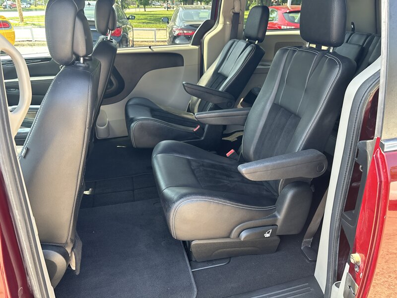 2018 Dodge Grand Caravan SXT - Photo 24 - Topeka, KS 66608