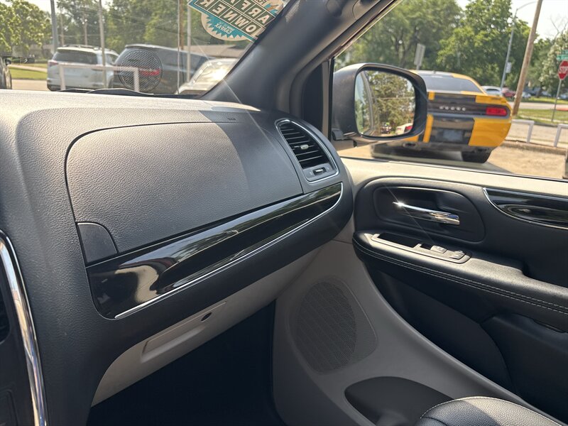 2018 Dodge Grand Caravan SXT - Photo 21 - Topeka, KS 66608