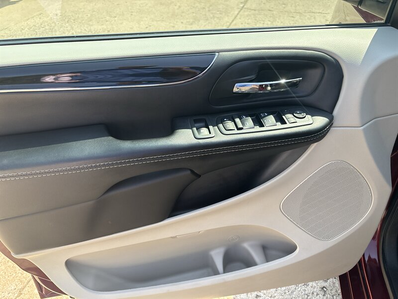 2018 Dodge Grand Caravan SXT - Photo 12 - Topeka, KS 66608
