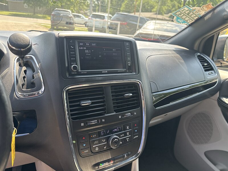 2018 Dodge Grand Caravan SXT - Photo 17 - Topeka, KS 66608