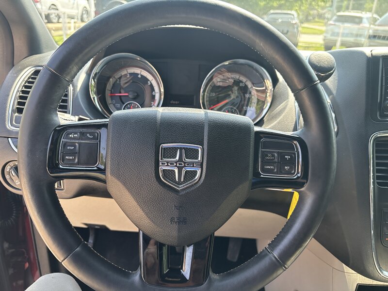 2018 Dodge Grand Caravan SXT - Photo 16 - Topeka, KS 66608
