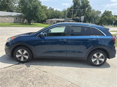 2019 Kia Niro LX   - Photo 2 - Topeka, KS 66608