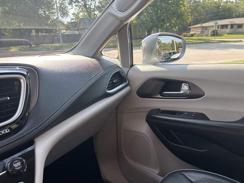 2018 Chrysler Pacifica Limited   - Photo 18 - Topeka, KS 66608