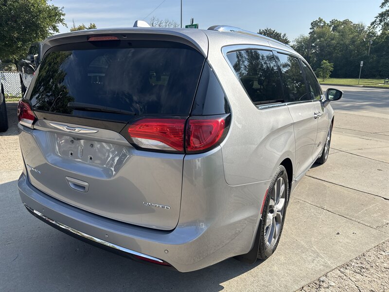 2018 Chrysler Pacifica Limited   - Photo 5 - Topeka, KS 66608