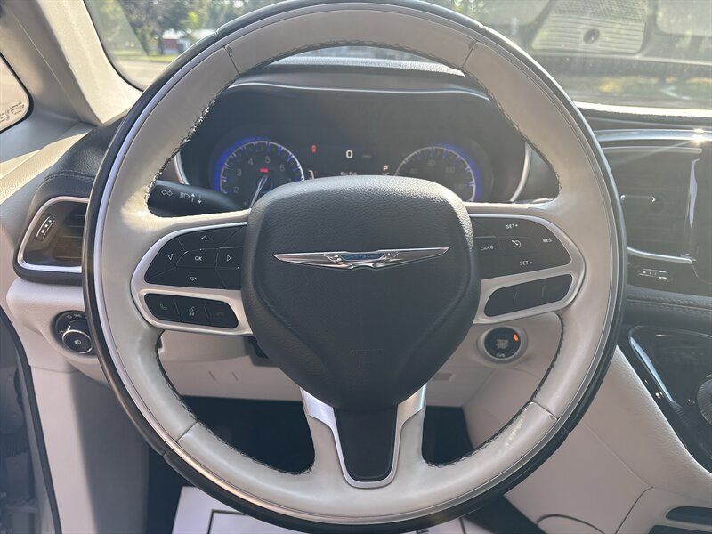 2018 Chrysler Pacifica Limited   - Photo 15 - Topeka, KS 66608