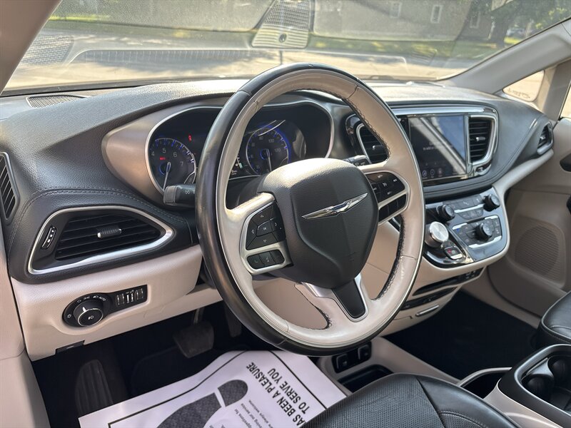 2018 Chrysler Pacifica Limited   - Photo 14 - Topeka, KS 66608