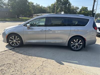 2018 Chrysler Pacifica Limited - Photo 2 - Topeka, KS 66608