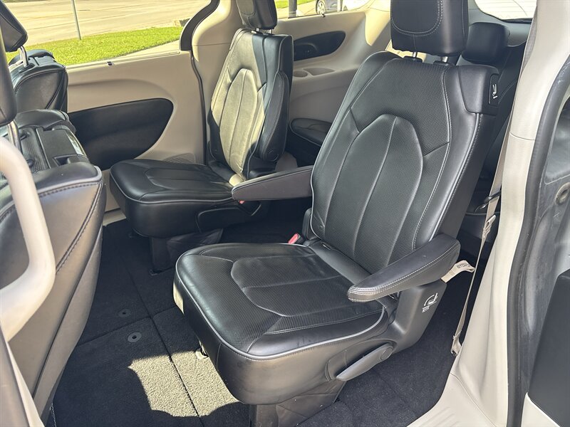 2018 Chrysler Pacifica Limited   - Photo 21 - Topeka, KS 66608