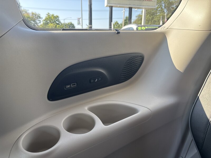 2018 Chrysler Pacifica Limited   - Photo 24 - Topeka, KS 66608