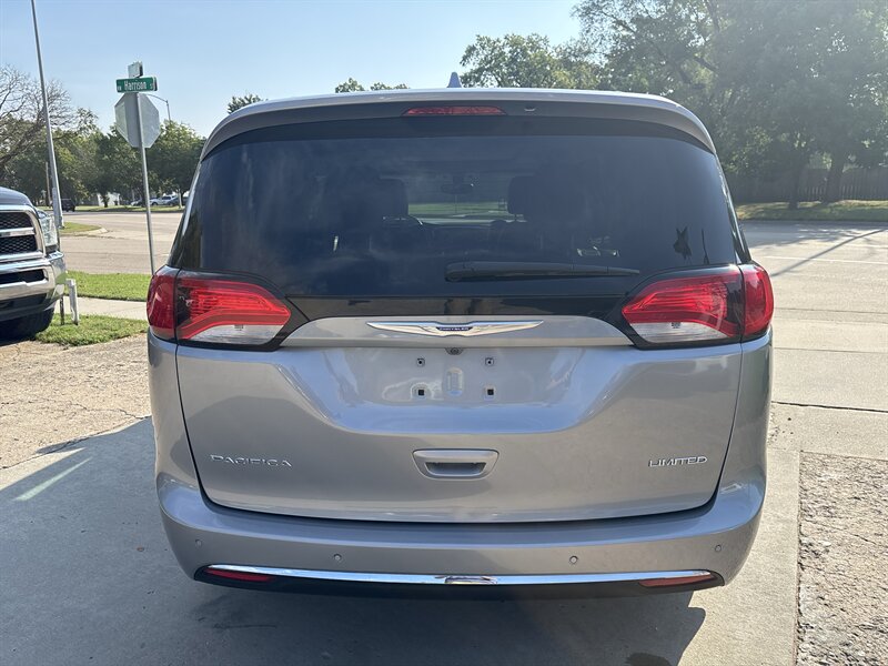 2018 Chrysler Pacifica Limited   - Photo 4 - Topeka, KS 66608