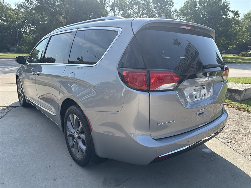 2018 Chrysler Pacifica Limited   - Photo 3 - Topeka, KS 66608