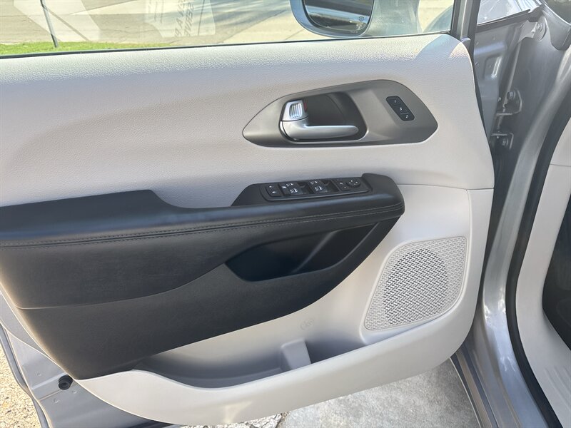 2018 Chrysler Pacifica Limited   - Photo 12 - Topeka, KS 66608
