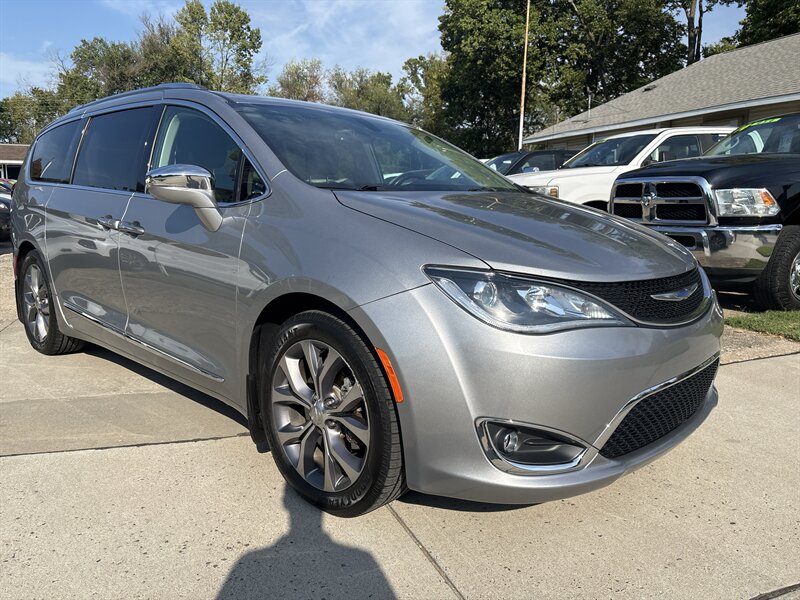 2018 Chrysler Pacifica Limited   - Photo 7 - Topeka, KS 66608
