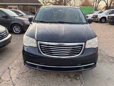 2013 Chrysler Town & Country Touring   - Photo 2 - Topeka, KS 66608