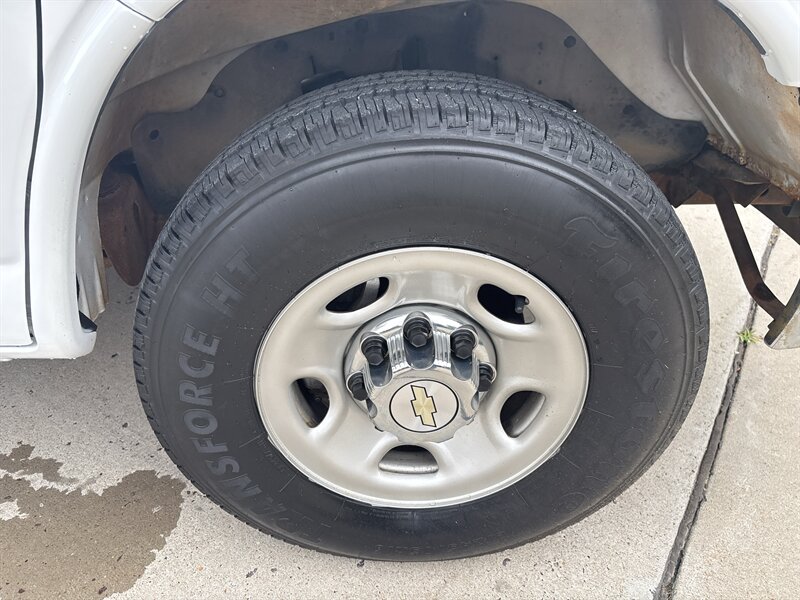 2009 Chevrolet Express LS 3500   - Photo 7 - Topeka, KS 66608