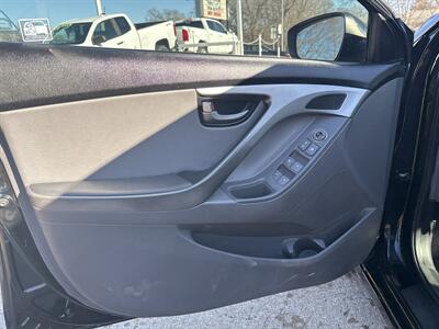 2012 Hyundai ELANTRA Limited   - Photo 8 - Topeka, KS 66608
