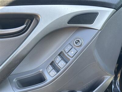 2012 Hyundai ELANTRA Limited   - Photo 12 - Topeka, KS 66608