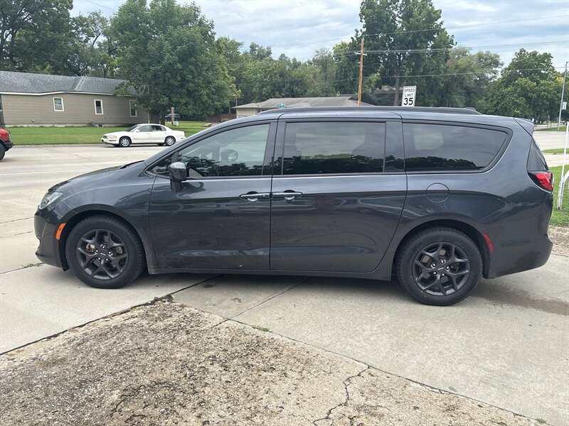 2020 Chrysler Pacifica Touring L Plus   - Photo 2 - Topeka, KS 66608