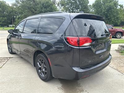 2020 Chrysler Pacifica Touring L Plus - Photo 3 - Topeka, KS 66608