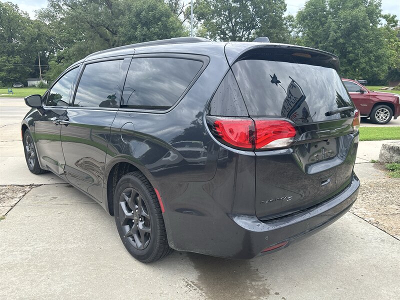 2020 Chrysler Pacifica Touring L Plus   - Photo 3 - Topeka, KS 66608
