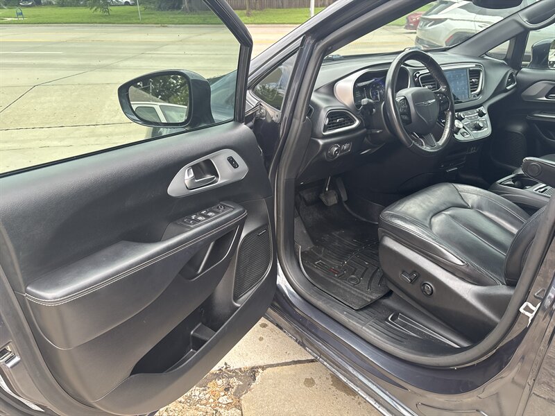 2020 Chrysler Pacifica Touring L Plus   - Photo 11 - Topeka, KS 66608