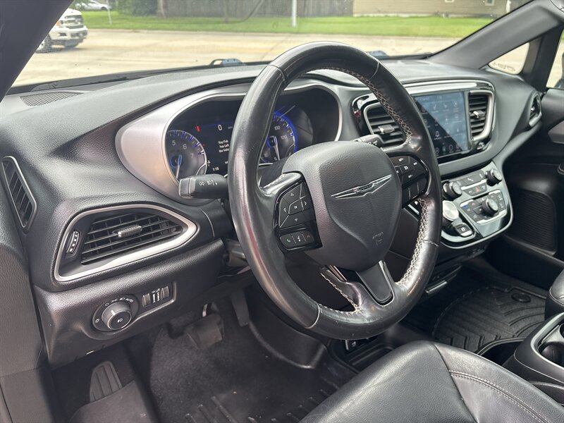 2020 Chrysler Pacifica Touring L Plus   - Photo 16 - Topeka, KS 66608