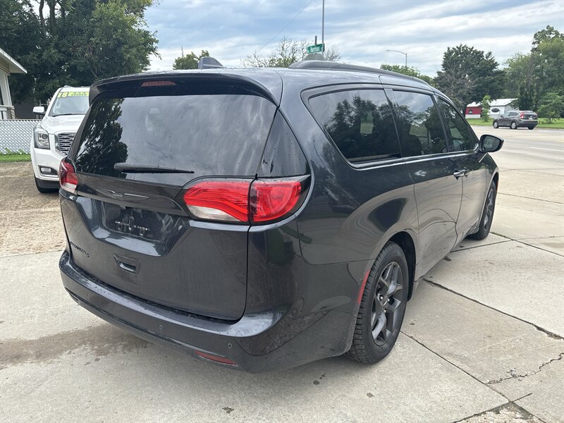 2020 Chrysler Pacifica Touring L Plus   - Photo 5 - Topeka, KS 66608