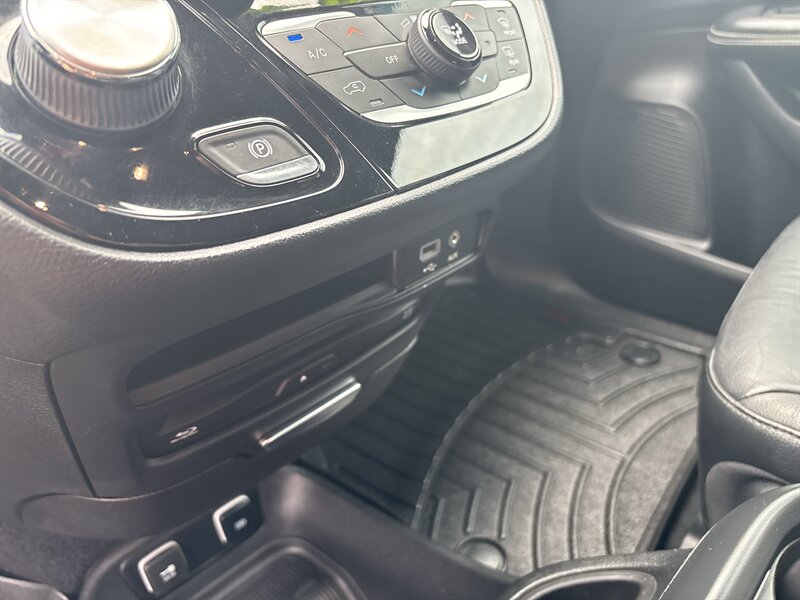 2020 Chrysler Pacifica Touring L Plus   - Photo 19 - Topeka, KS 66608