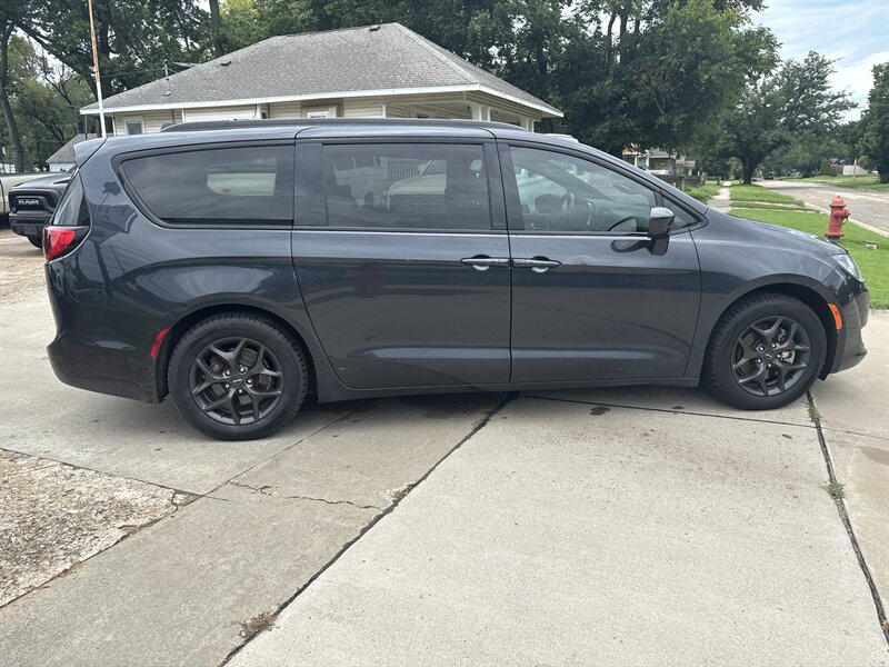 2020 Chrysler Pacifica Touring L Plus   - Photo 6 - Topeka, KS 66608
