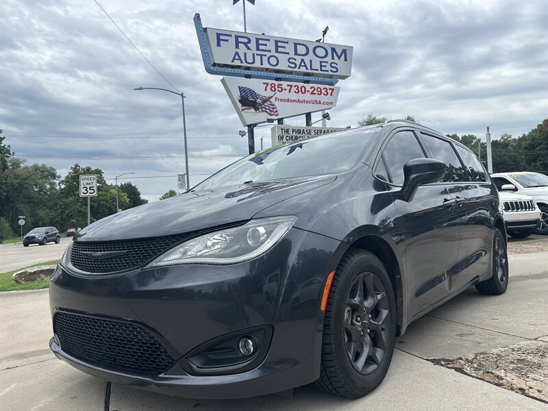 2020 Chrysler Pacifica Touring L Plus   - Photo 1 - Topeka, KS 66608