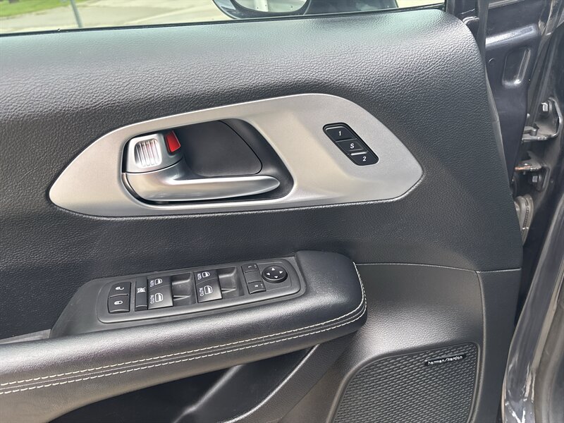 2020 Chrysler Pacifica Touring L Plus   - Photo 12 - Topeka, KS 66608